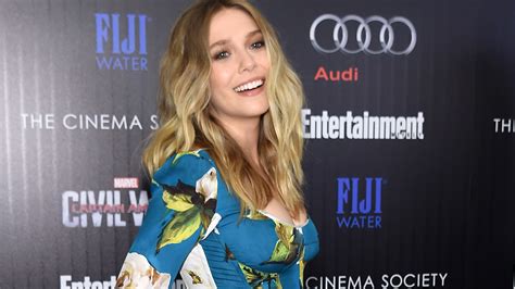 elizabeth olsen boobs|Elizabeth Olsen Reveals Red Carpet Gowns Make Her Feel Very。